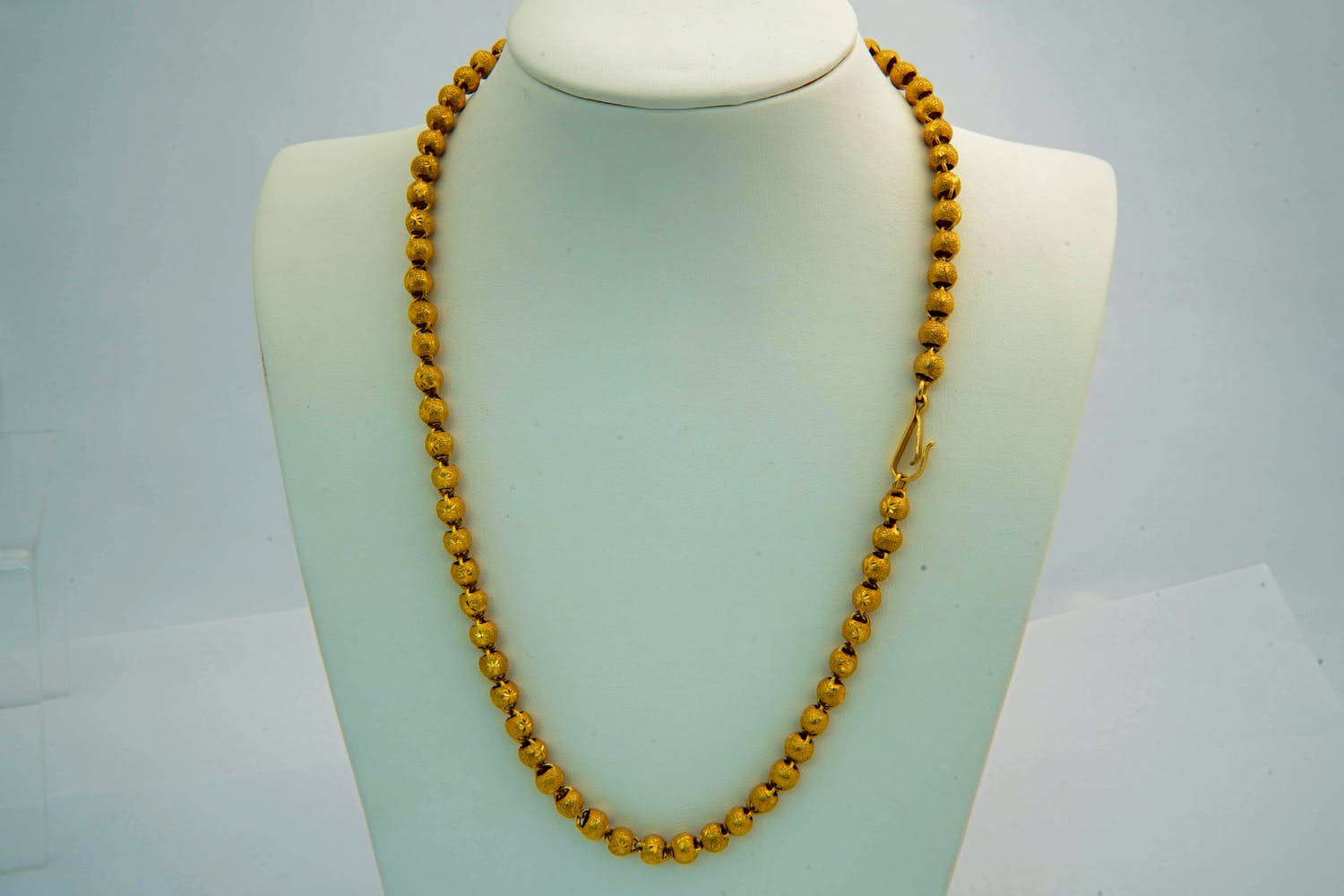 53 - Sierlijk en massief 18 Krt gouden kogel of balletjes collier - gematteerd kopen? Bied vanaf 1700!