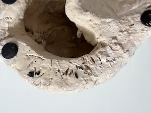 Tine Goudriaan-van Waning - Keramiek sculptuur | 'Zittende poes, blauwe ogen' kopen? Bied vanaf 1!