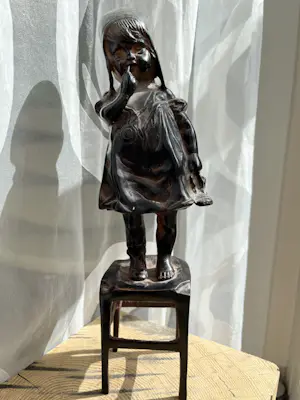 Brons (Onbekend) - Meisje op kruk. kopen? Bied vanaf 99!