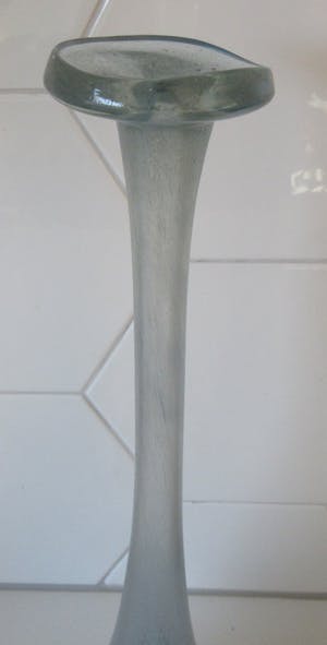 Niet of onleesbaar gesigneerd - Studio hand geblazen glazen flesvaas met vierkante voet kopen? Bied vanaf 1!