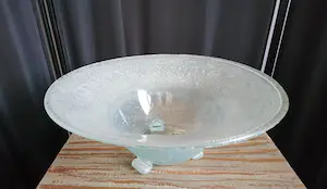 Niet of onleesbaar gesigneerd - Diepe tincraquelé schaal op pootjes kopen? Bied vanaf 1!