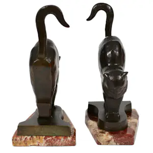 Charles Charles - Twee Art deco bronzen katten op marmer sokkels kopen? Bied vanaf 1800!