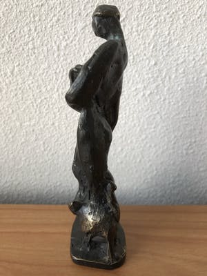 Brons (Onbekend) - Beeld van een man met konijn op zijn arm en hond en kat naast hem. kopen? Bied vanaf 65!