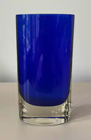 Krosno Glass S.A. - Kobaltblauw ovale vaas verkocht voor € 30!
