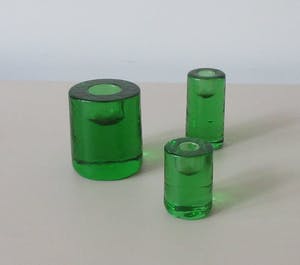 Niet of onleesbaar gesigneerd - Set van drie vintage groene ijsblok glazen kandelaars kopen? Bied vanaf 1!