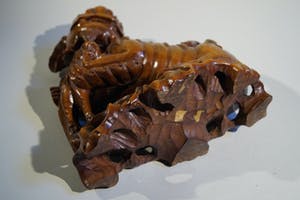 Curiosa - Houtsnijwerk leeuw met een jong in z'n armen kopen? Bied vanaf 1!