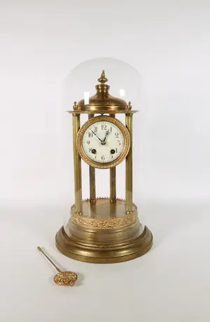 Klokken - Neoclassistisch messing klokkenstel met twee kandelaren kopen? Bied vanaf 150!