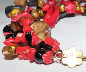 Ketting van koraal, parels, git, rookkwarts, agaath en lavasteen kopen? Bied vanaf 400!