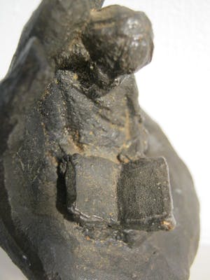 Astrid Veldhuyzen-Koppen - Lezend meisje in hand - gesigneerd sculptuur kopen? Bied vanaf 75!