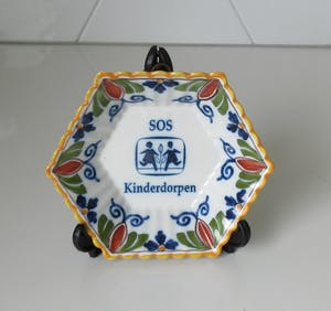 Koninklijke Tichelaar Makkum - Zeshoekig miniatuur wandbordje SOS Kinderdorpen kopen? Bied vanaf 18!
