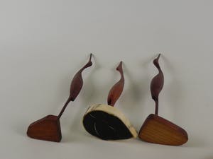 Niet of onleesbaar gesigneerd - 3 gestileerde houten vogels Hoog 36, 39 en 41 cm kopen? Bied vanaf 1!