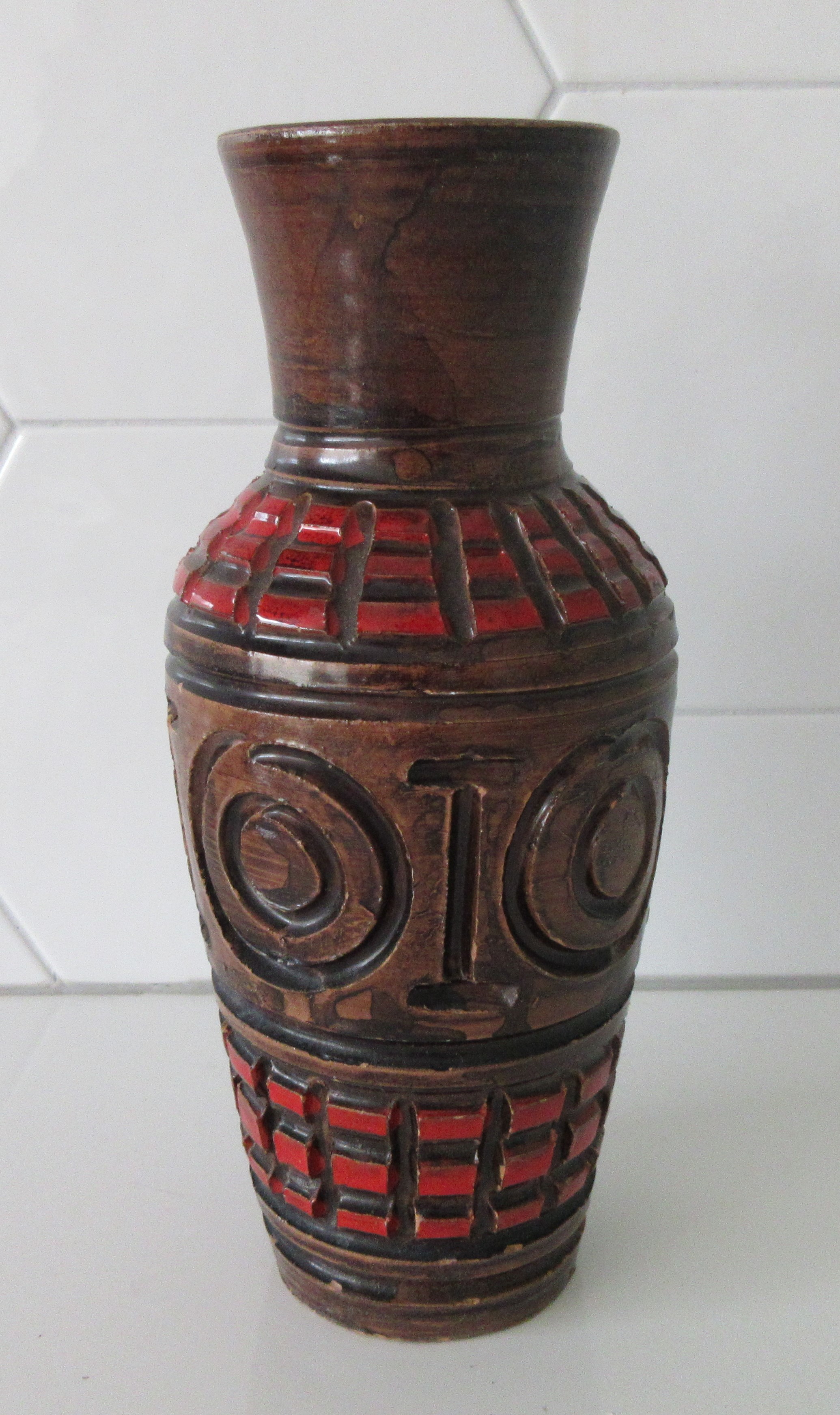 Niet of onleesbaar gesigneerd - Rood bruine Italiaanse vintage aardewerken Sgraffito vaas verkocht voor € 1!