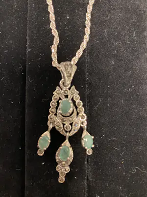 Zilveren Ketting met hanger bezet met emerald kopen? Bied vanaf 40!