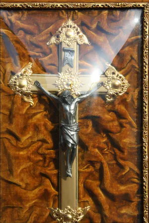 Niet of onleesbaar gesigneerd - Prachtige Bronzen Jezus aan Kruis achter Bol Glas - Fluweel, Brons, Glas kopen? Bied vanaf 1!