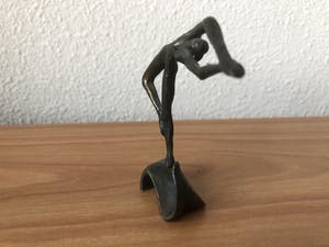 Corry Ammerlaan - Beeldje " Vrouw op de golven in de wind " kopen? Bied vanaf 15!