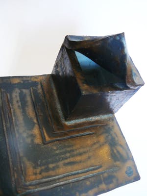 Niet of onleesbaar gesigneerd - Gestapelde kubussen -chamotte klei- kopen? Bied vanaf 10!