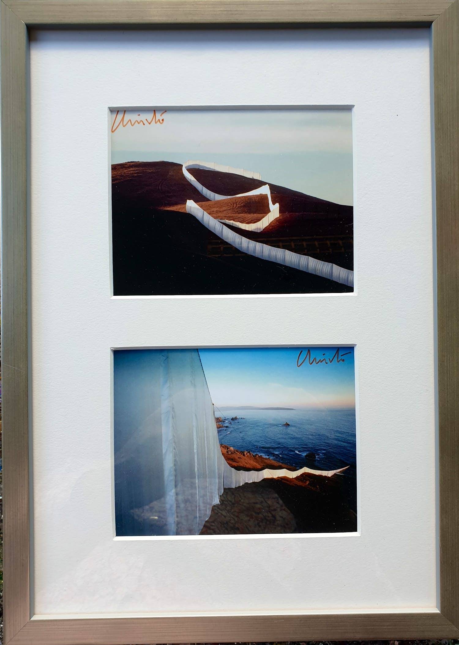 Christo - Twee gesigneerde kunstkaarten - Running Fence (Volz foto's) - Ingelijst verkocht voor € 125!