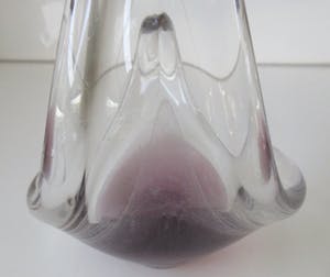 Niet of onleesbaar gesigneerd - Paarse en blank glazen vrijgevormde schaal kopen? Bied vanaf 10!