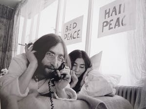 Nico Koster - "BED-IN FOR PEACE" JOHN EN YOKO IN HILTON 1969 kaufen? Bieten Sie von 165!