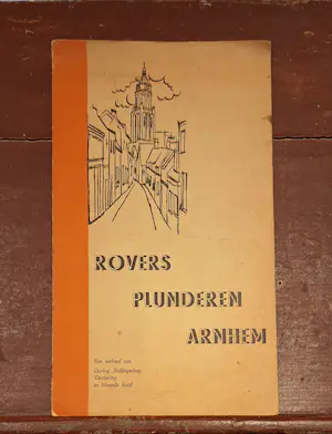 Diverse auteurs - 1945 Ons land uit lijden verlost - De slag om Zutfen - Rovers plunderen Arnhem kopen? Bied vanaf 1!