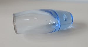 Niet of onleesbaar gesigneerd - Lichtblauw dubbelwandig ovaal glazen vaasje met luchtbel in de voet kopen? Bied vanaf 1!