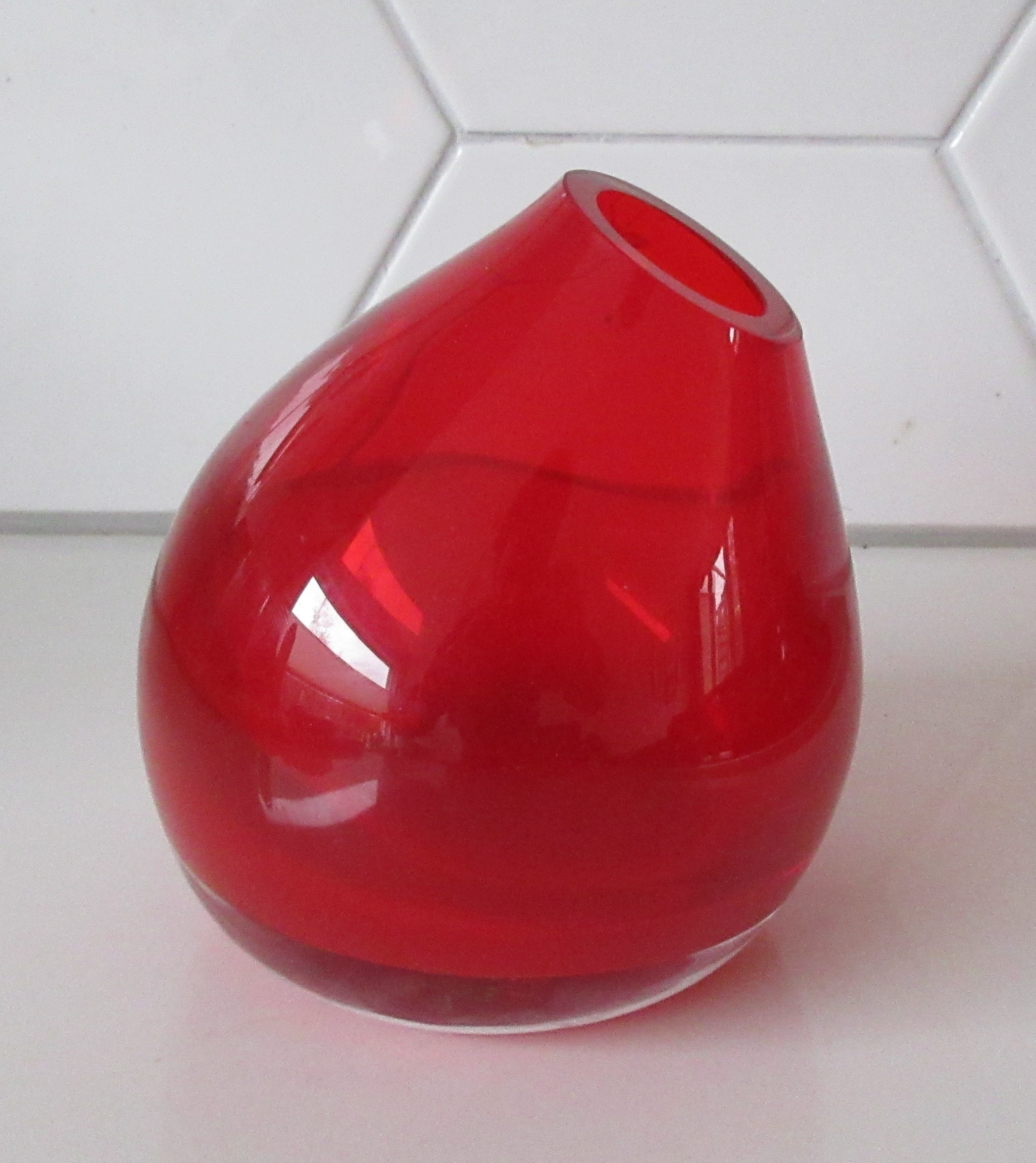 Niet of onleesbaar gesigneerd - Rode dubbelwandig glazen design vaasje kopen? Bied vanaf 1!