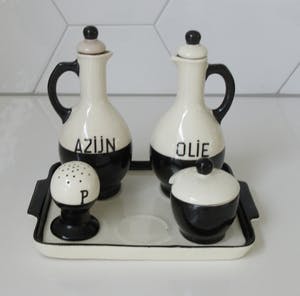 Niet of onleesbaar gesigneerd - Art deco zwart wit aardewerken olie- en azijn Stel kopen? Bied vanaf 10!
