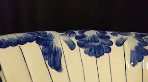 Niet of onleesbaar gesigneerd - Grote schaal met handgeschilderde motieven kopen? Bied vanaf 1!