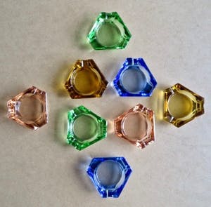 Niet of onleesbaar gesigneerd - Set decoratieve gekleurd glazen Asbakjes - 60-er jaren kopen? Bied vanaf 1!