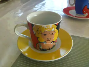 Herman Brood - 3 grote mokken , 2 koffie-kopjes en 4 schoteltje in heel goede staat kopen? Bied vanaf 50!