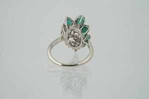 1278 - Elegante 14krt wit goud & 0.70ct diamanten ring met 4 smaragd "druppels" kopen? Bied vanaf 380!