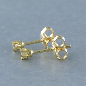 18k geel gouden solitair oorknoppen bezet met briljant geslepen diamant 0.08 ct kopen? Bied vanaf 1!