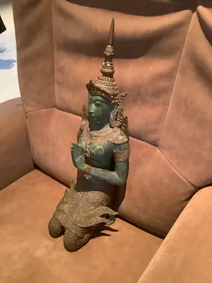 Niet of onleesbaar gesigneerd - Bronzen groot Thais tempelbeeld in prima staat kopen? Bied vanaf 1!