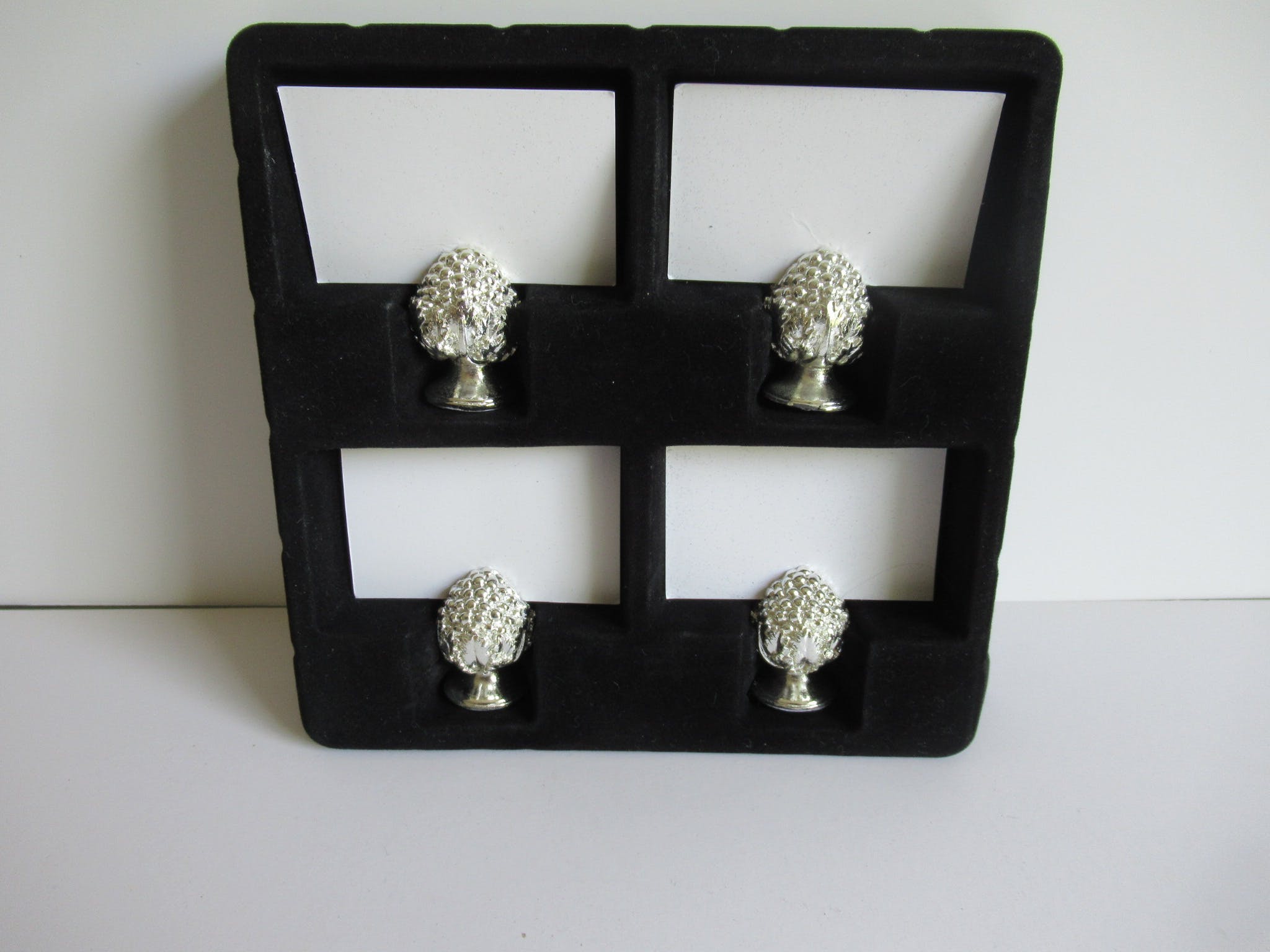 Niet of onleesbaar gesigneerd - 4 klassieke verzilverde tafel kaarthouders kopen? Bied vanaf 1!