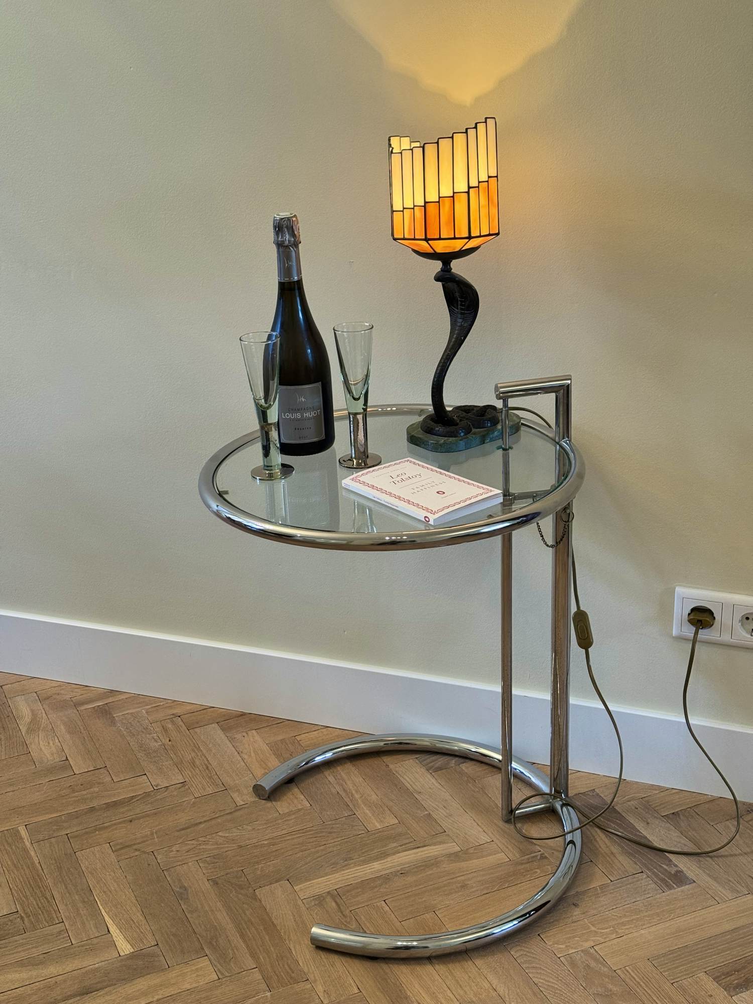 Eileen Gray - Toegeschreven verstelbare bijzettafel E 1027 kopen? Bied vanaf 175!