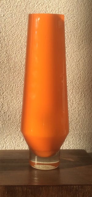 Niet of onleesbaar gesigneerd - HOGE ORANJE GLAZEN DESIGN VAAS kopen? Bied vanaf 1!