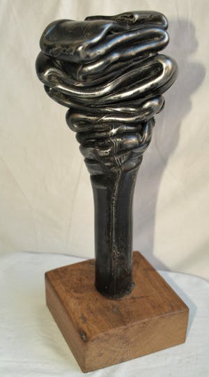 Niet of onleesbaar gesigneerd - Metalen beeld , “Gesmolten…!” – Op hardhouten voet kopen? Bied vanaf 1!