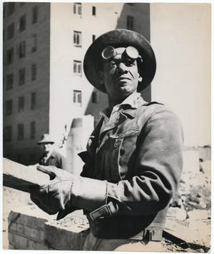 Richard Saunders - Black construction worker in NY, gelatinezilverdruk kopen? Bied vanaf 125!