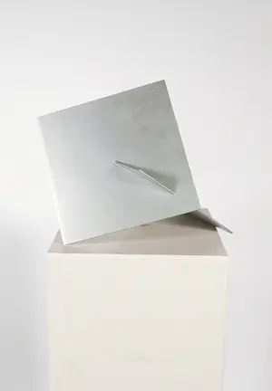 Niet of onleesbaar gesigneerd - Sculptuur bestaande uit twee zilverkleurige vierkanten kopen? Bied vanaf 1!