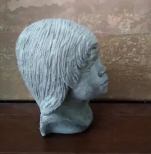 Niet of onleesbaar gesigneerd - buste- sfeervol meisjeskopje kopen? Bied vanaf 1!