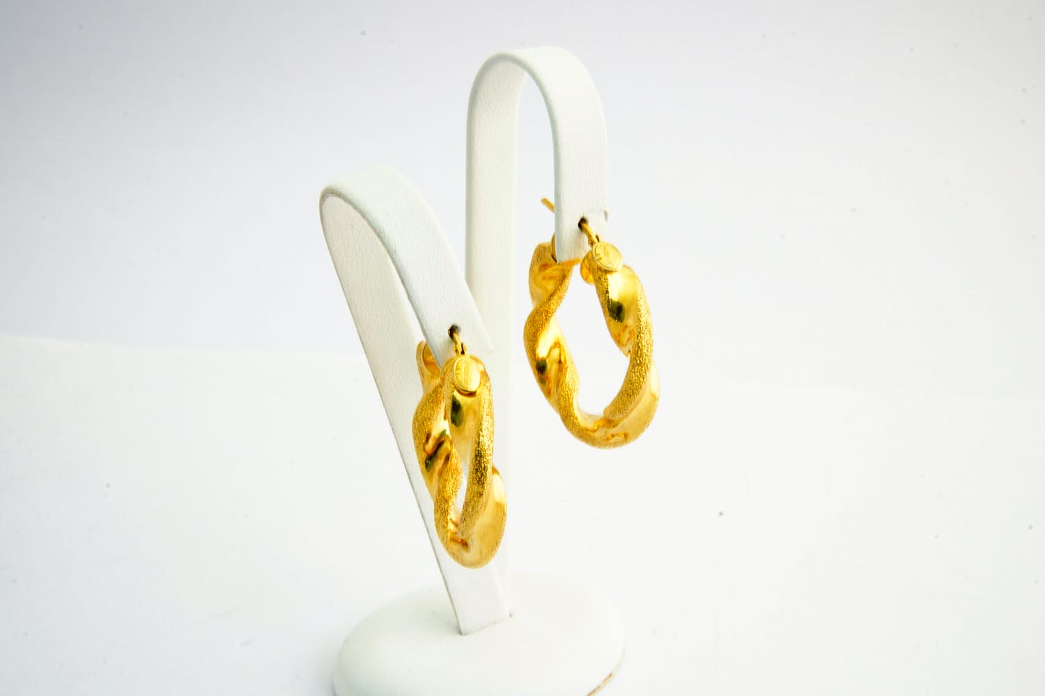 138 - Paar grote 18 karaats gouden gedraaide oorringen - gefaseerde afwerking kopen? Bied vanaf 260!