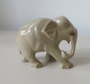 Niet of onleesbaar gesigneerd - Modernistisch aardewerken plastiek van een olifant kopen? Bied vanaf 1!