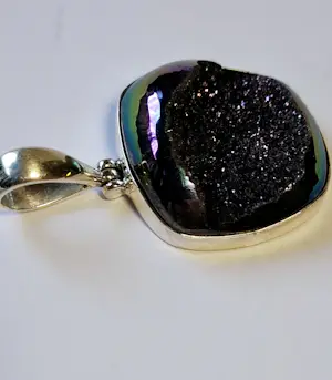 Regenboogniobium titanium druzy-hanger, kopen? Bied vanaf 40!