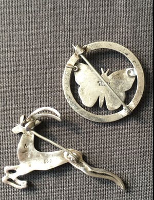 1e gehalte Zilver - twee zilveren vintage broches, in de vorm van een springbok en een vlinder kopen? Bied vanaf 1!