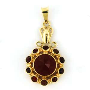 14k geel gouden entourage hanger bezet met carneool - afm 3.4 cm x 1.8 cm verkocht voor € 175!