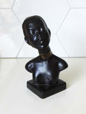 Plateelbakkerij Flora - Vormstuk Afrikaanse naakte vrouw Model Nr. 1 verkocht voor € 44!