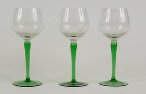 Niet of onleesbaar gesigneerd - 3 vintage Franse wijnglazen met groene voet kopen? Bied vanaf 1!