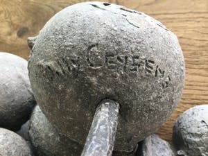 Willy Ceysens - Sculptuur ronde betonnen bollen kopen? Bied vanaf 100!