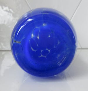 Niet of onleesbaar gesigneerd - Blauwe gewolkte dikwandige glazen vaas kopen? Bied vanaf 10!