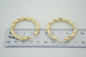 63 - Chique paar 18 Krt gouden geblazen & "gedraaide" oorclips - meander motief kopen? Bied vanaf 230!